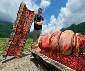 غذای غول پیکر؛ گاو نر و بعد مرینیت با رزماری کفن پیچ کرد تو کنده درخت پخت