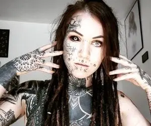 حواشی عجیب خالکوبی های یک زن 30 ساله