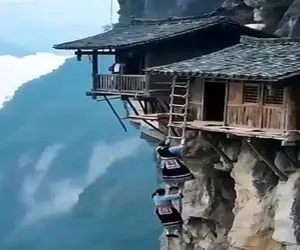 معماری خلاقانه؛ خونه ساختن جایی که بزکوهی قبله گم میکنه با نردبون 5000 متری معلق میرن