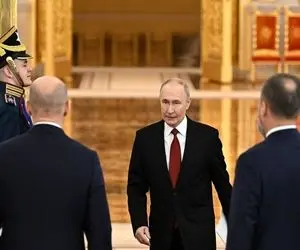 پوتین با لباس نظامی در قرارگاه فرماندهی ارتش روسیه حاضر شد