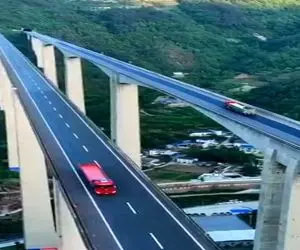 معماری خلاقانه؛ پل 3000 متری ساختن زیرش چند صد پایه و ستون هست تهش میرسه به تونل کوهی