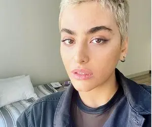 حرکت عجیب ریحانه پارسا در مترو + عکس