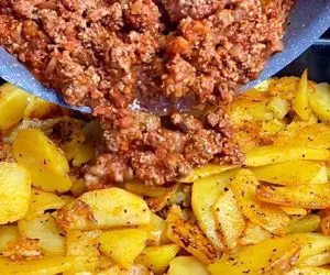 آموزش آشپزی؛ گوشت چرخ شده و پنیر رو بریزید روی سیب زمینی نتیجه فوق العاده میشه