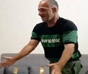 آواز شاد؛ این حرکات موزون پدر ایرانی یکی از دلایلی هست که نباید گوشی هوشمند بدی بهشون