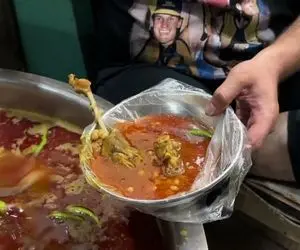 غذای خیابانی؛ ببینید آبگوشت جذاب مرغ که تو پاکستان همه عاشقشن تو کاسه مشایی سرو میشه