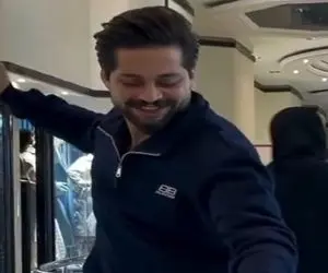 آواز شاد؛ پسر ادایی وسط پاساژ خیلی ریز و ظریف حرکات موزون میره هیچسکم نگاش نکرد