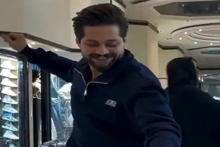 آواز شاد؛ پسر ادایی وسط پاساژ خیلی ریز و ظریف حرکات موزون میره هیچسکم نگاش نکرد