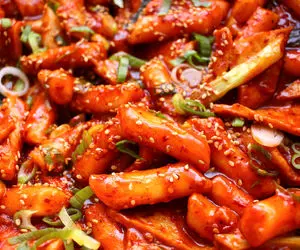 طرز تهیه دوکبوکی کره‌ای؛ خوشمزه‌ترین اسنک خیابانی که نمی‌تونید ازش دل بکنید!