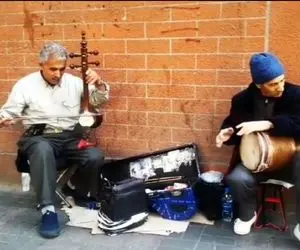 آواز خیابانی؛ ببینید پیرمرد و رفیقش چه سوزدار آهنگ دایه دایه رو میزنن و میخونن