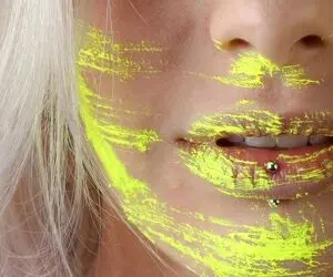 رنگ های رژ لب مناسب برای پوست گندمی؛ این ها رنگ پوستتان را 2 درجه روشن تر میکنند