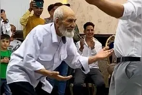 آواز شاد؛ پیرمرد 110 ساله قالی کرمون چه رقص پر ملاتی میکنه  همه چشاشون چارتا شده