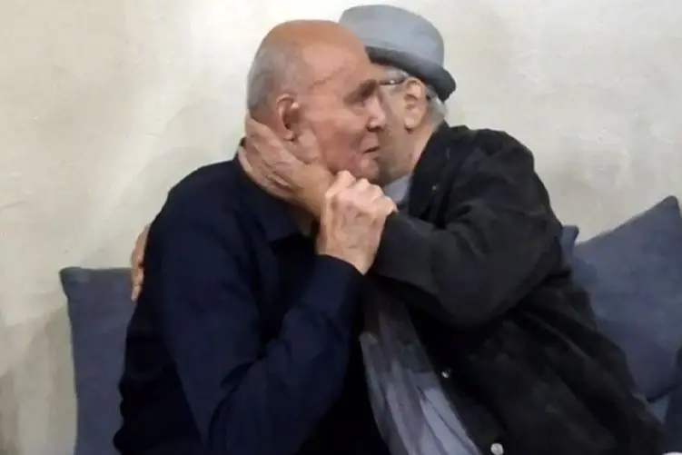 آواز احساسی؛ آخرین وداع جمشید هاشم پور بغل تو بغل اکبر عبدی