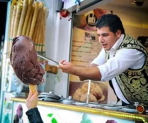 ویدیو های پر بازدید | بستنی و فروش و مشتری های رقاصش