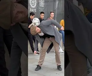 خندوانه درهم؛ پیرمرد با واکر راه میرفتا تا توپ رو دید شروع کرد روپایی زدن