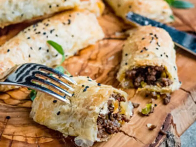 طرز تهیه بورک گوشت و پنیر با خمیر یوفکا؛ خوشمزه و ترد