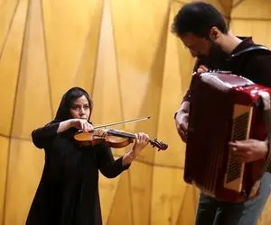 آواز وطن پرستانه؛ دختری که قطعه «ایران» را در خیابان‌ های تهران می‌ نوازد