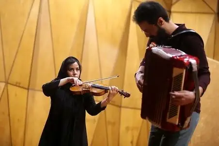 آواز وطن پرستانه؛ دختری که قطعه «ایران» را در خیابان‌ های تهران می‌ نوازد