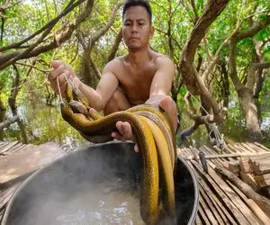 کباب پیتون؛ بچه پیتون غول و از جنگل دزدید درسته سرخ کرد با خردل و خاویار خورد