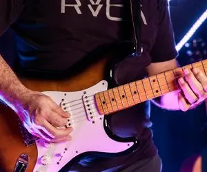 آواز غربی؛ تکنوازی فوق هنرمندانه گیتار الکتریک که شنونده رو غرق خودش میکنه 