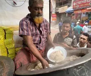 غذای خیابانی؛ ببینید پلو گوشت این پیرمرد ریش قرمز بنگلادشی چه پرطرفداره