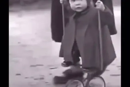 سفر به ایام قدیم 1280؛ کالسکه بچه ها دو قرن پیش این شکلی طراحی میشدن طفلی نی نی