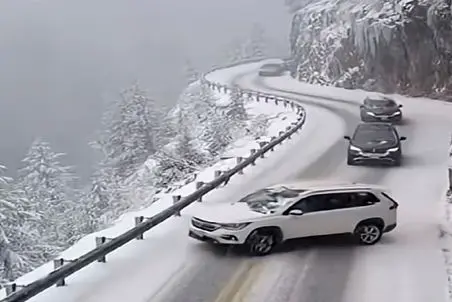 معماری طبیعت؛ برف ماشینا و سرنشیناشونو وارد بازی مرگ کرد