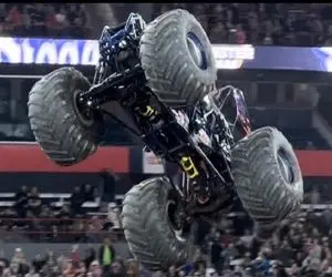 سقوط اکشن؛ وسط مسابقه رالی 3 متر رفت رو هوا مَلَق زد مثل ژیمناستیک کار اومد پایین