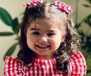 آواز شاد؛ دختر بچه جغله قد داره با موهای فرفریش چه رقصی بامزه ای میکنه