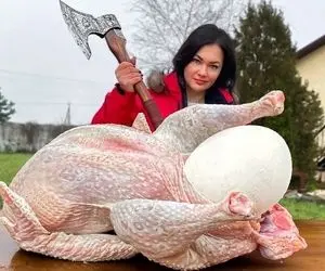 غذای غول پیکر ؛ طبخ هیجان انگیز بوقلمون با تخم شتر مرغ گنده توسط آشپز زیباروی اوکراینی