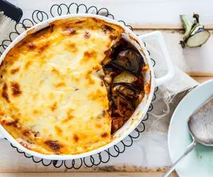 آموزش آشپزی؛ موساکا غذای لذیذ یونانی با بادمجان و گوشت