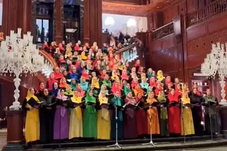 آواز شاد؛ کنسرت؟ بیخیال میرم کتابخونه ایران مال خانوما میخونن صحنه عجیب خلق کردن