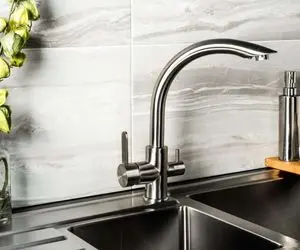 ترفندهای خانه داری؛ چجوری سینک ظرفشویی رو با نوشابه برق بندازیم؟