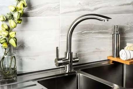 ترفندهای خانه داری؛ چجوری سینک ظرفشویی رو با نوشابه برق بندازیم؟