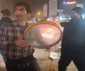 آواز خیابانی؛ این آقا حس گرفت تو خیابون دایره خاست بزنه پشت سریش جوگیر شد اداهاش فقط
