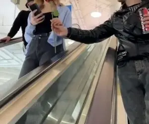 خواستگاری روی پله برقی | کلیپ عاشقانه + ویدیو