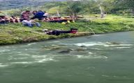 این خانوم چه شجاعانه از رودخانه پر از کروکودیل رد میشه / ویدیو
