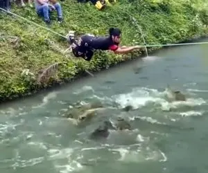 این خانوم چه شجاعانه از رودخانه پر از کروکودیل رد میشه / ویدیو