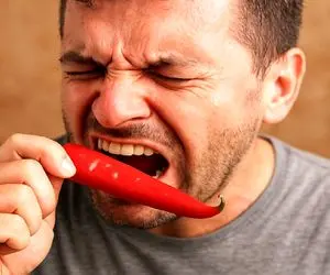 دانستنی‌ها؛ این مرد آمریکایی یه کاسه فلفل تند آتیشی رو یکجا خورد و آخ هم نگفت! 
