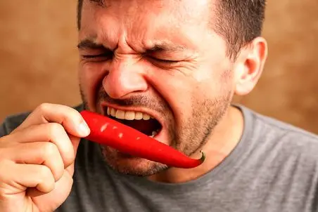 دانستنی‌ها؛ این مرد آمریکایی یه کاسه فلفل تند آتیشی رو یکجا خورد و آخ هم نگفت! 