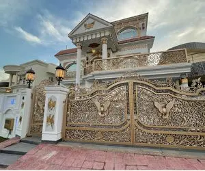 خانه‌های لوکس؛ این خونه طلایی سفید انقد بزرگه میتونی توش عروسی بگیری