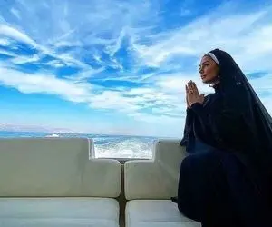 (عکس) دعای لاکچری سحر قریشی کنار دریا