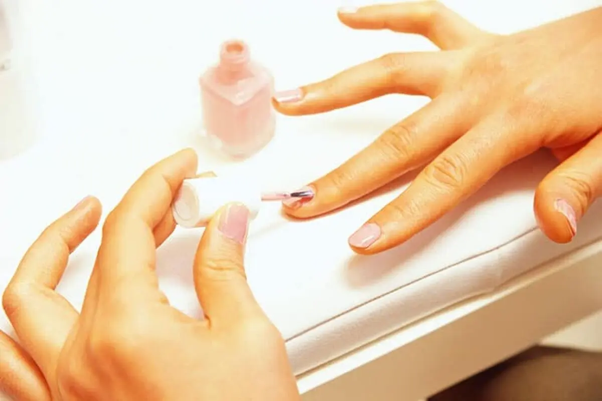 apply-nail-polish-8