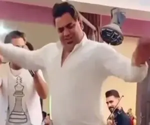 آواز شاد؛ این مرد انگار برق 10000 ولت بهش وصل کردن اینطوری حرکت میزنه با آهنگ
