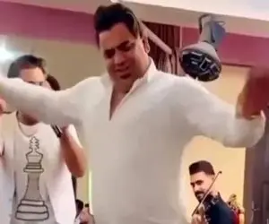 آواز شاد؛ این مرد انگار برق 10000 ولت بهش وصل کردن اینطوری حرکت میزنه با آهنگ