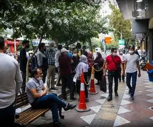 صف‌کشی برای فروش دلار در مقابل صرافی‌های تهران