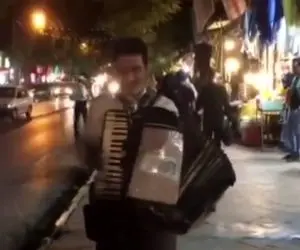 آواز خیابانی؛ ببینید این دوره گرد با آهنگ سنگ تراش آغاسی چه محفلی گرم کرده فقط لحنش