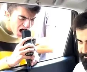 آواز بهشتی؛ پسر معلول من باهات قهرم رو خوند با یکم بالا و پایین یه چیز معرکه دراومد