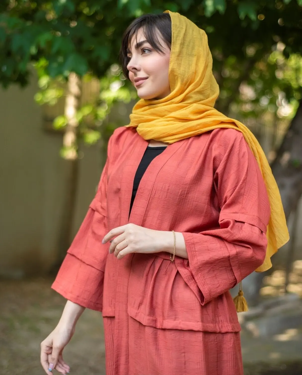 مانتوی آجری با شال خردلی
