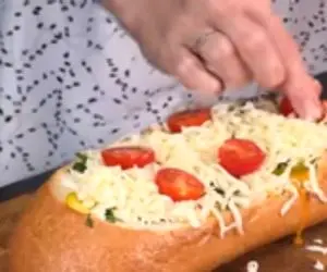 آموزش آشپزی؛ داخل نون باگت رو خالی کن توش تخم مرغ بشکن با بیکن و سبزیجات بذار تو فر