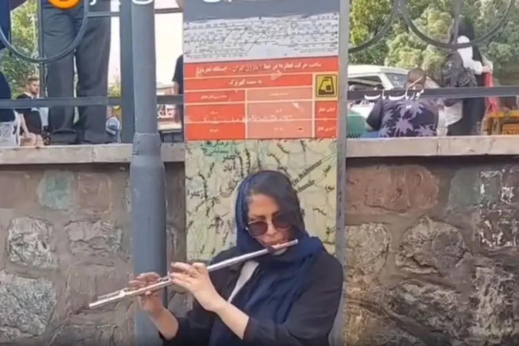 مطربی خیابانی؛ هنرمندی این خانم در کنار غم پدر که بالا ایستاده شهر را ماتم زده کرد